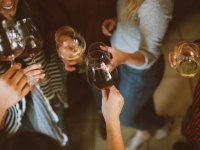 Uomini e donne sono uguali davanti a una bottiglia di vino?