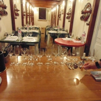 Il docente della serata, il sommelier Luigi Nanni, prepara gli strumenti didattici della serata